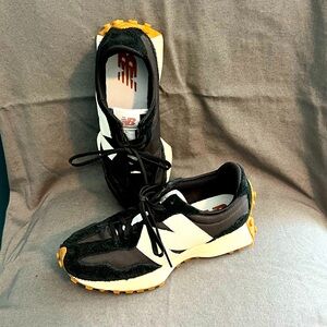 VGUC-New Balance 327 size 8.5